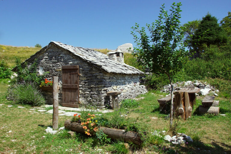 Come arredare un giardino in campagna, casa in campagna, giardino, fiori, paesaggio rurale