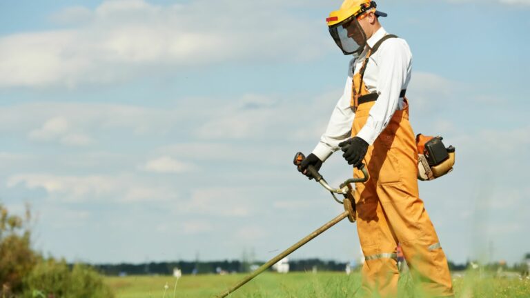 utilizzo sicuro del decespugliatore, usare un decespugliatore in modo sicuro, DPI uso decespugliatore, dispositivi di protezione personale decespugliatore